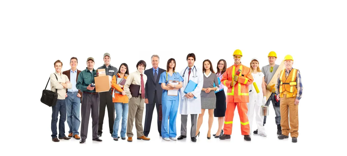 Técnico de prevención de riesgos laborales revisando un puesto de trabajo